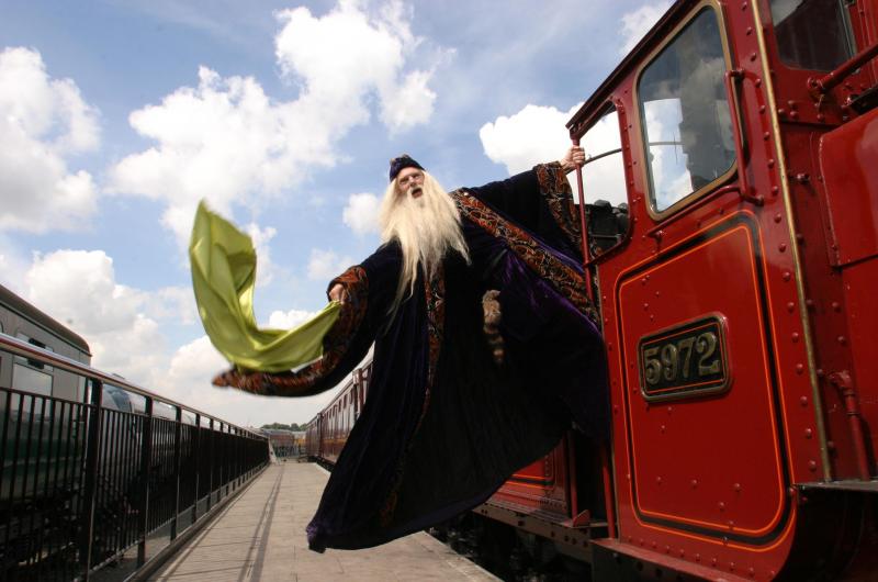 Q20 pays tribute to Professor Dumbledore: he invites you to join him on the Hogwarts Express!